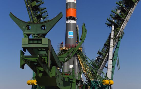 Вывоз РН «Союз-2.1а» на стартовую площадку 