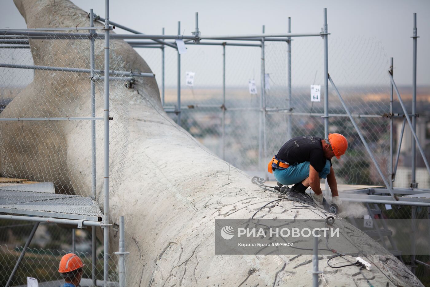 Реставрация монумента "Родина-мать зовет" в Волгограде