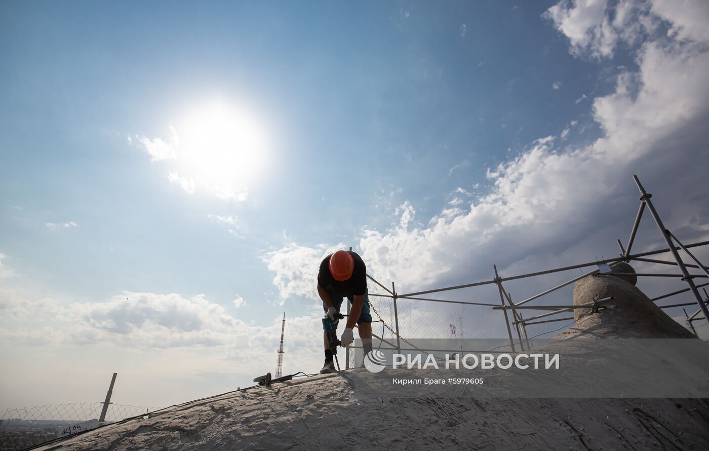 Реставрация монумента "Родина-мать зовет" в Волгограде