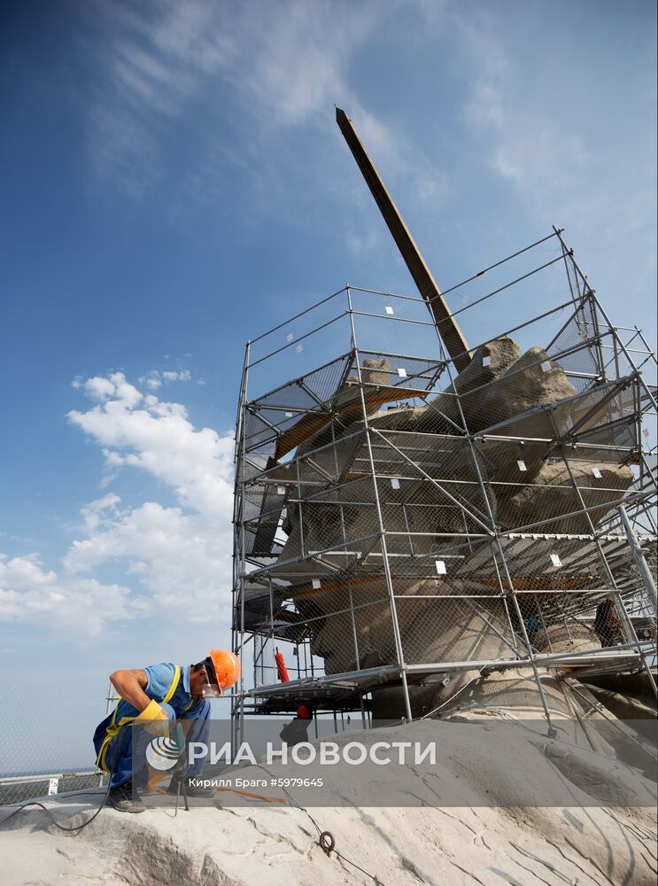 Реставрация монумента "Родина-мать зовет" в Волгограде