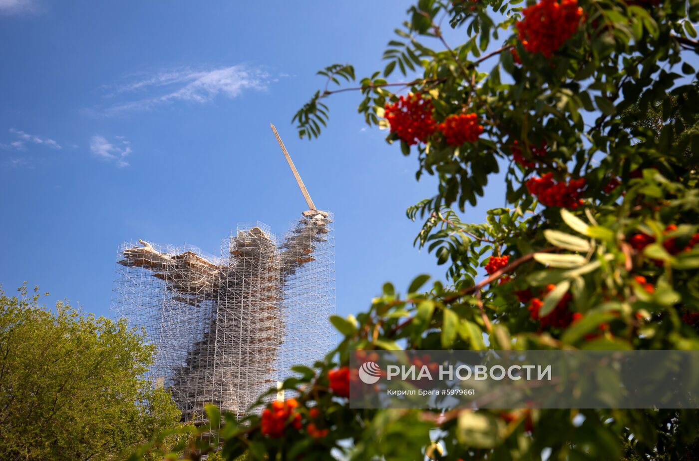 Реставрация монумента "Родина-мать зовет" в Волгограде