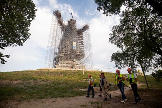 Реставрация монумента "Родина-мать зовет" в Волгограде