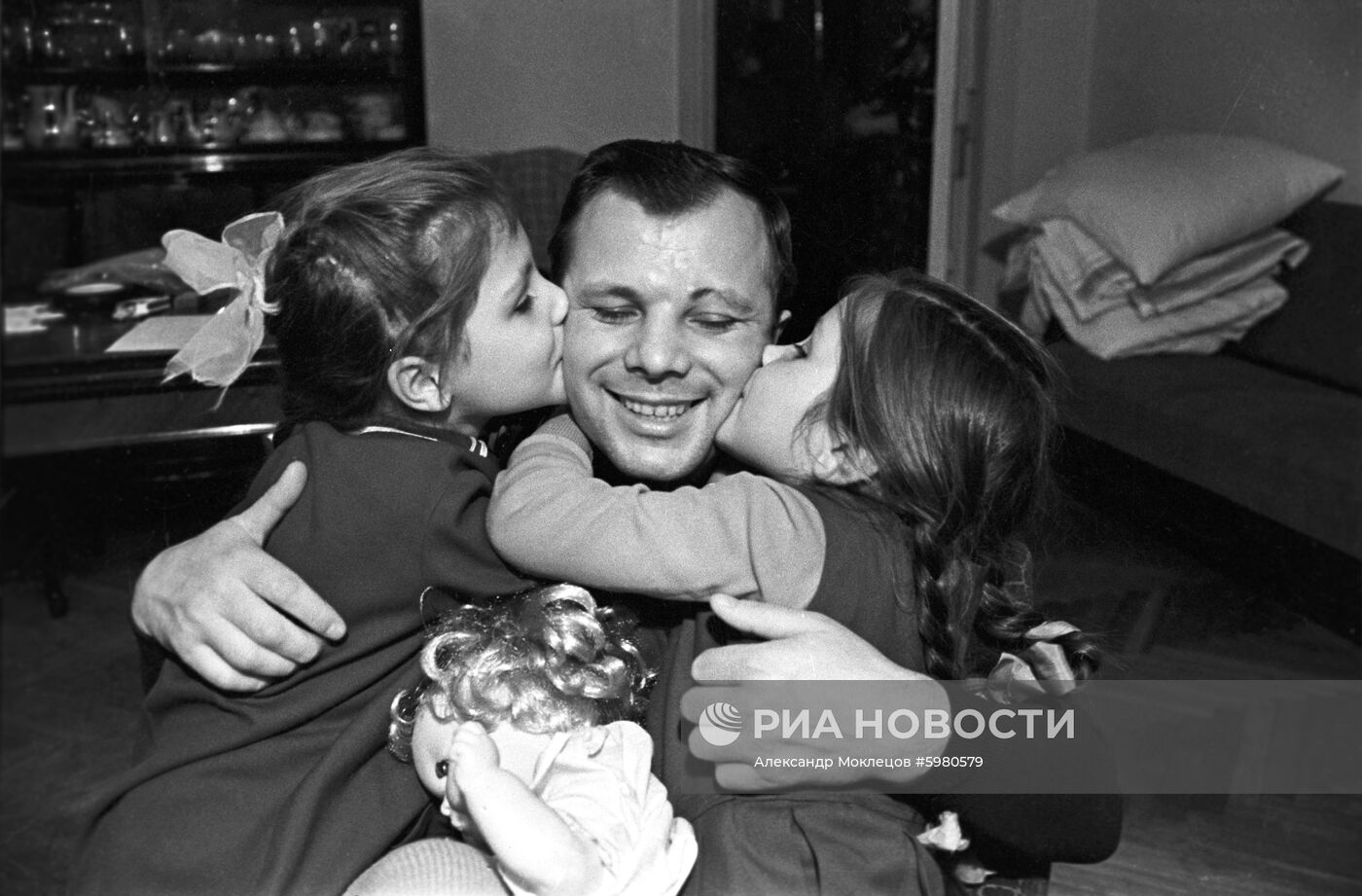 Летчик-космонавт СССР Ю. А. Гагарин с дочерьми