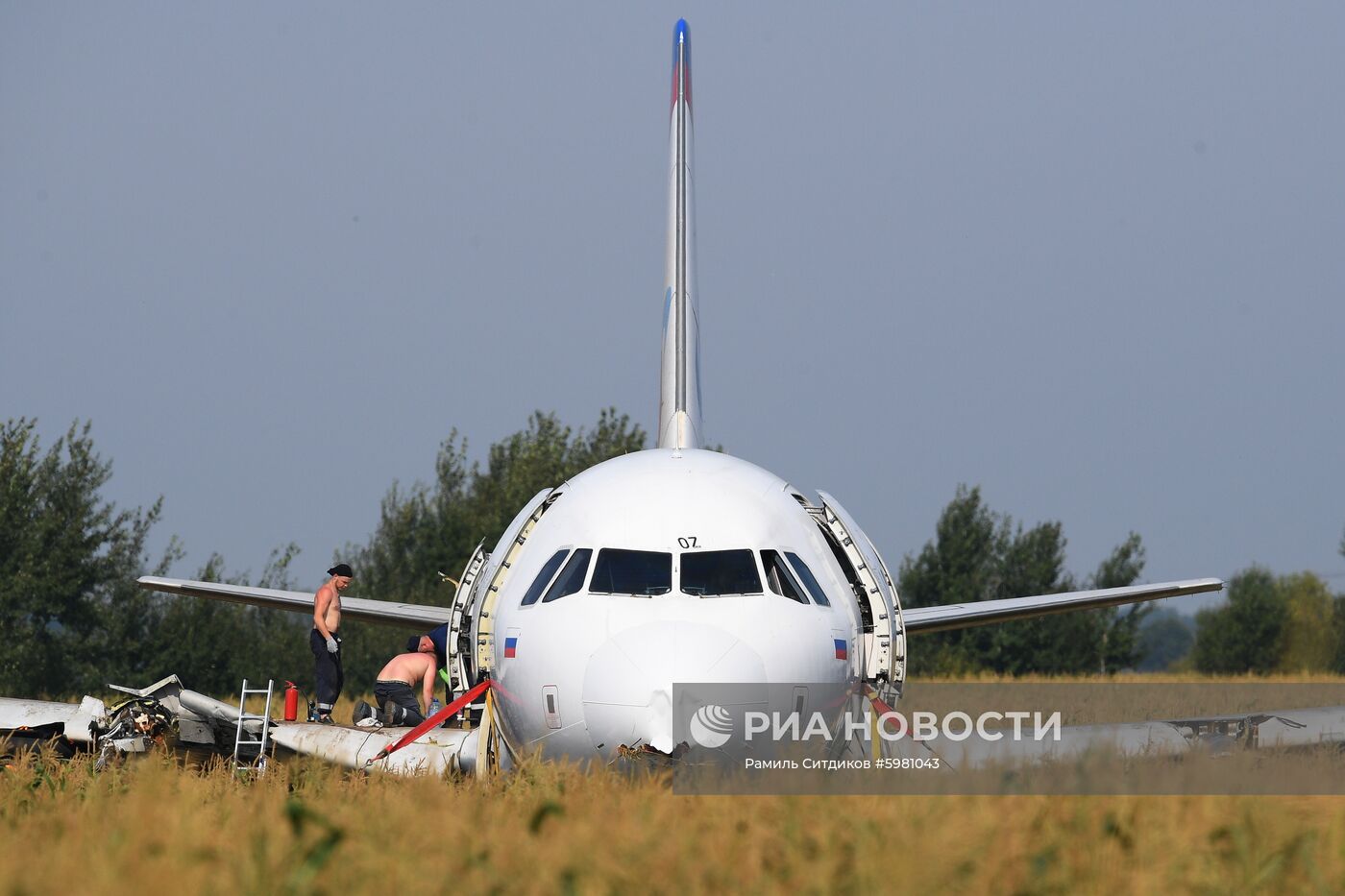 Подготовка к вывозу Airbus A321 с места ЧП