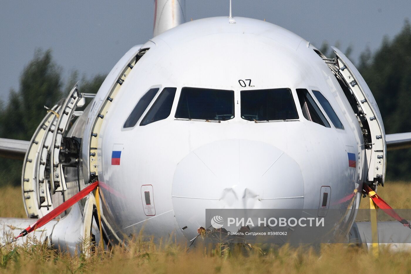 Подготовка к вывозу Airbus A321 с места ЧП