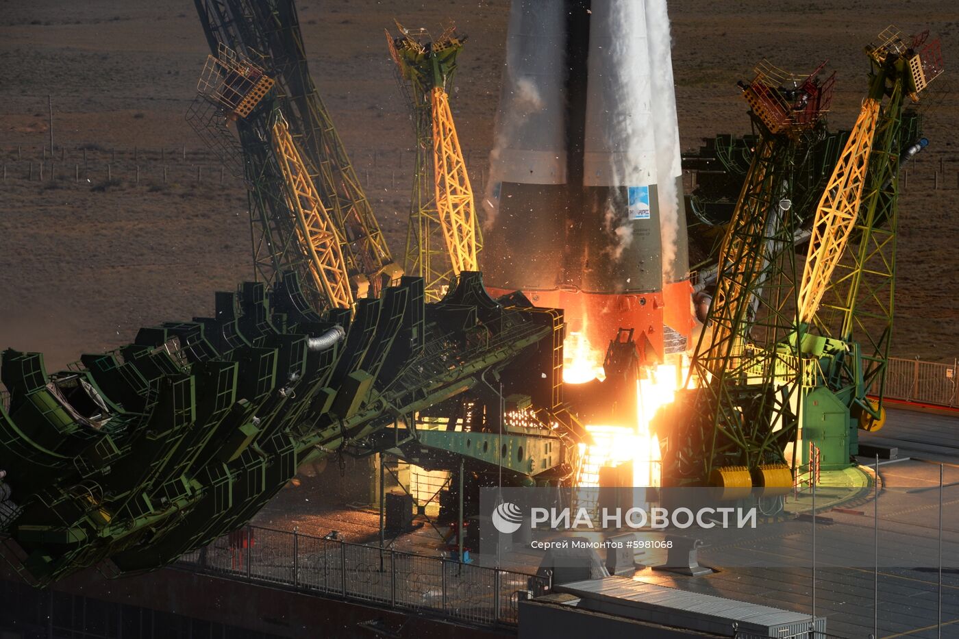 Пуск РН "Союз-2.1а" с  кораблем "Союз МС-14" 