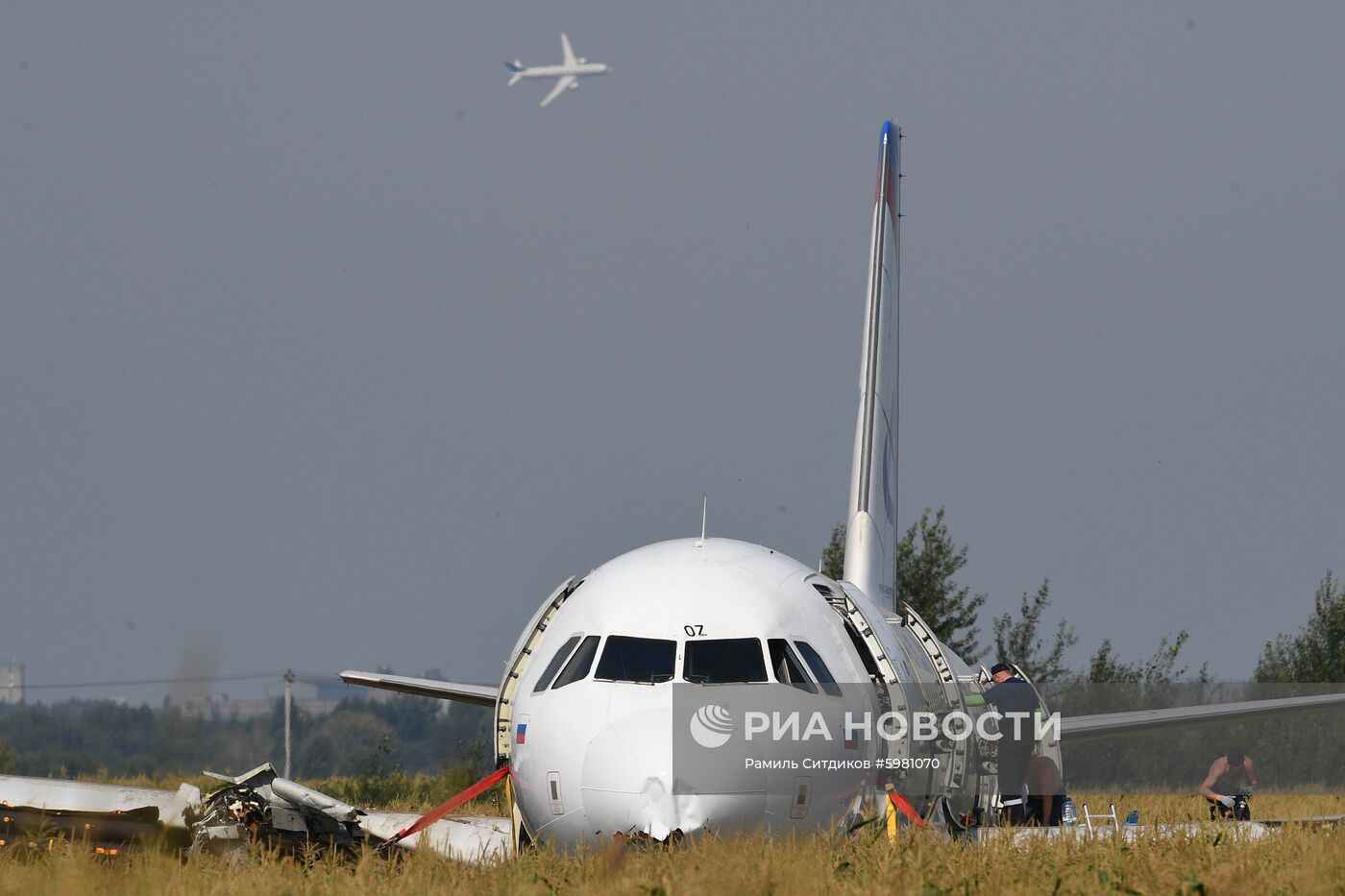 Подготовка к вывозу Airbus A321 с места ЧП