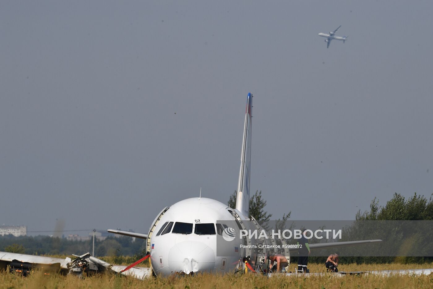 Подготовка к вывозу Airbus A321 с места ЧП