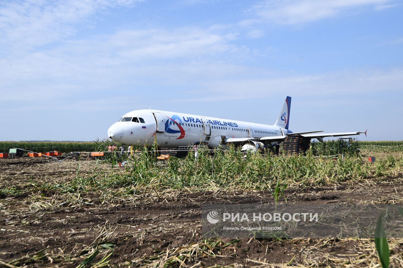Подготовка к вывозу Airbus A321 с места ЧП