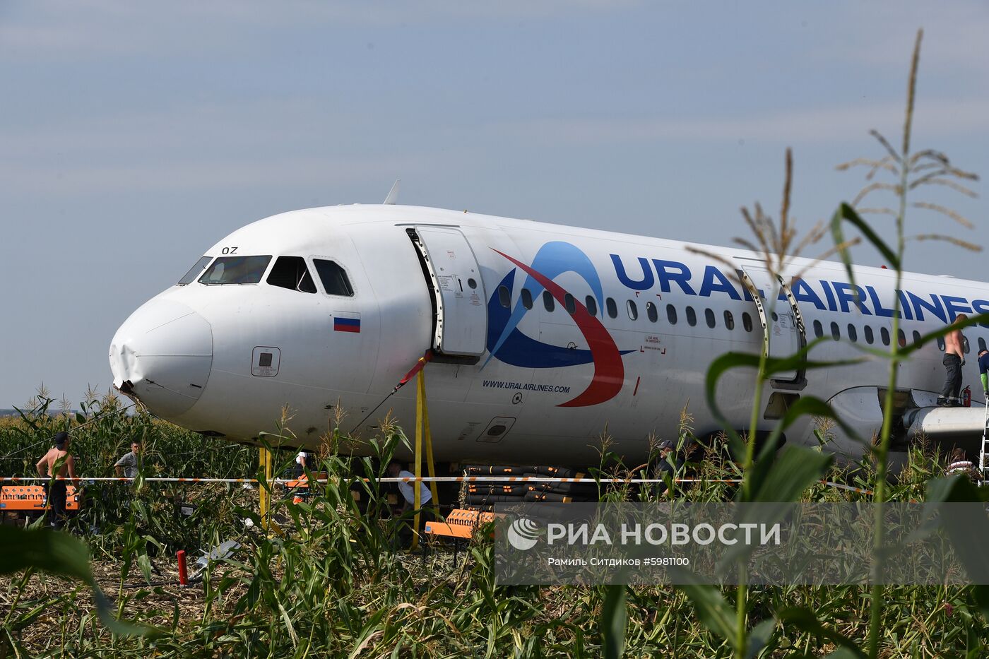 Подготовка к вывозу Airbus A321 с места ЧП