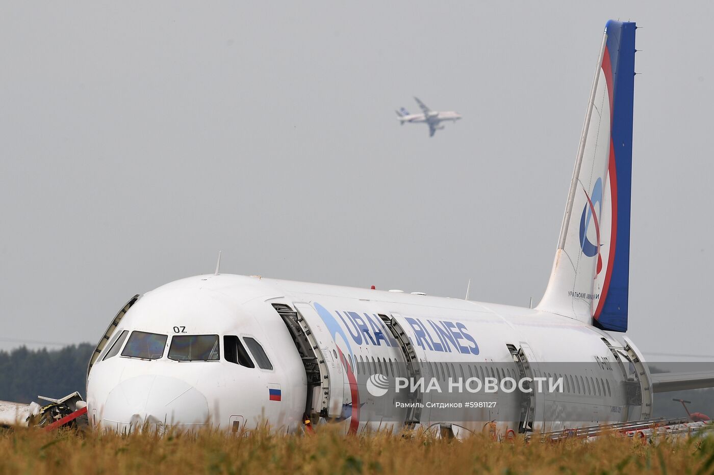 Подготовка к вывозу Airbus A321 с места ЧП