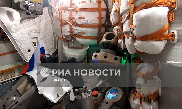 Робот "Федор" поздравил россиян с  Днем государственного флага РФ