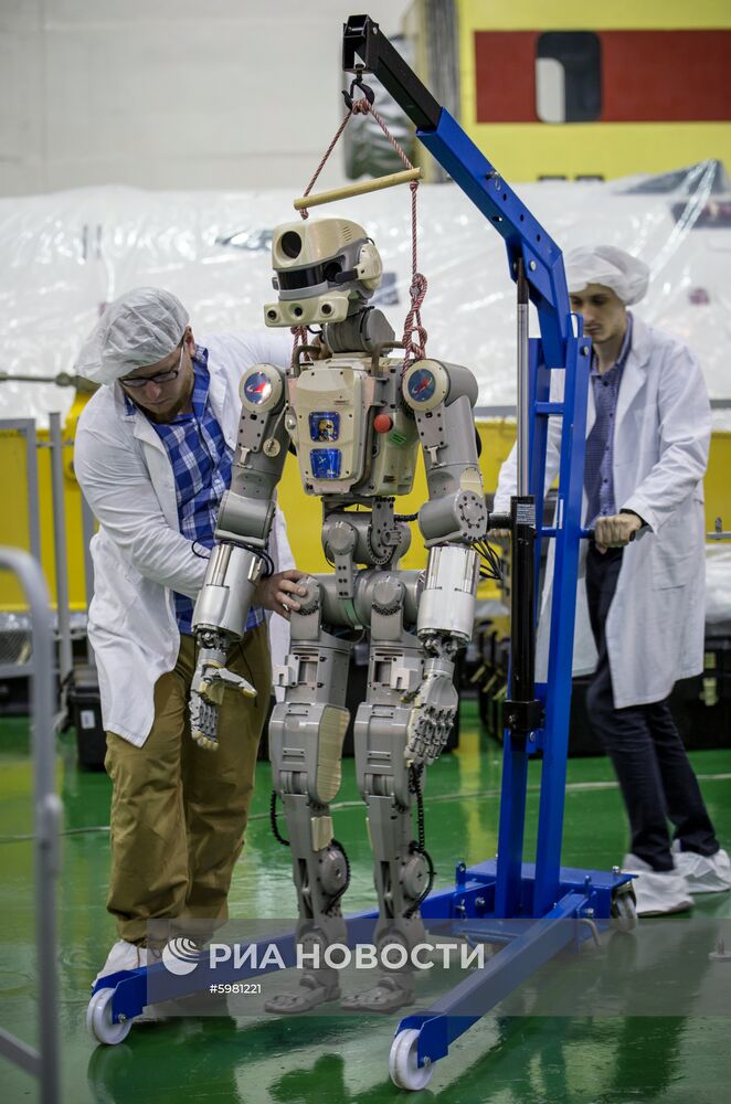 Подготовка робота Skybot F-850 на Байконуре