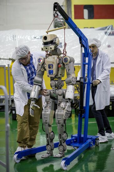 Подготовка робота Skybot F-850 на Байконуре