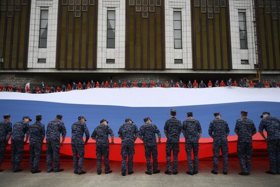 Флешмоб в честь Дня государственного флага России