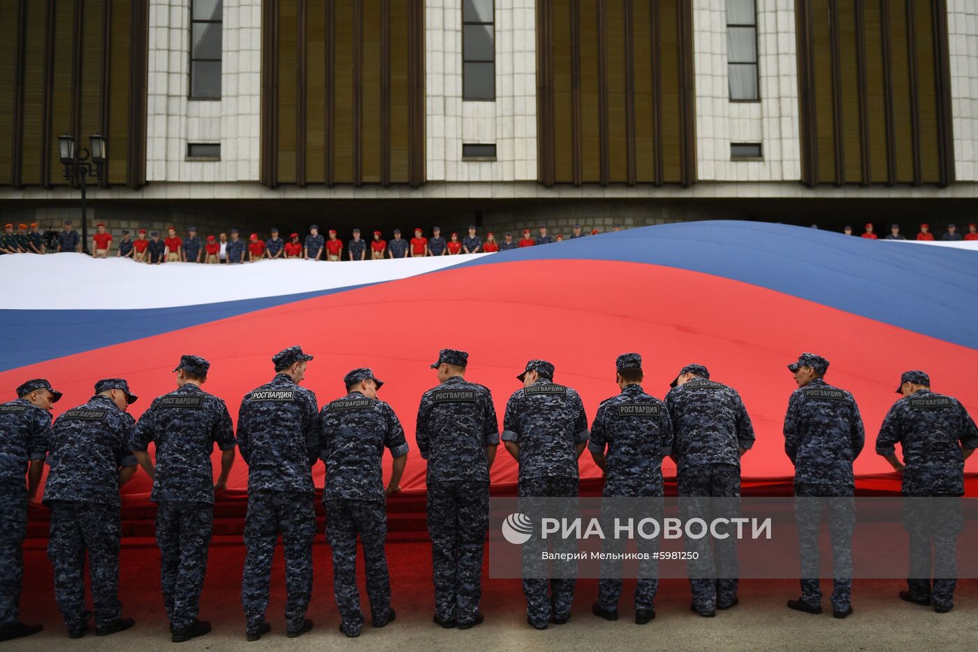 Флешмоб в честь Дня государственного флага России
