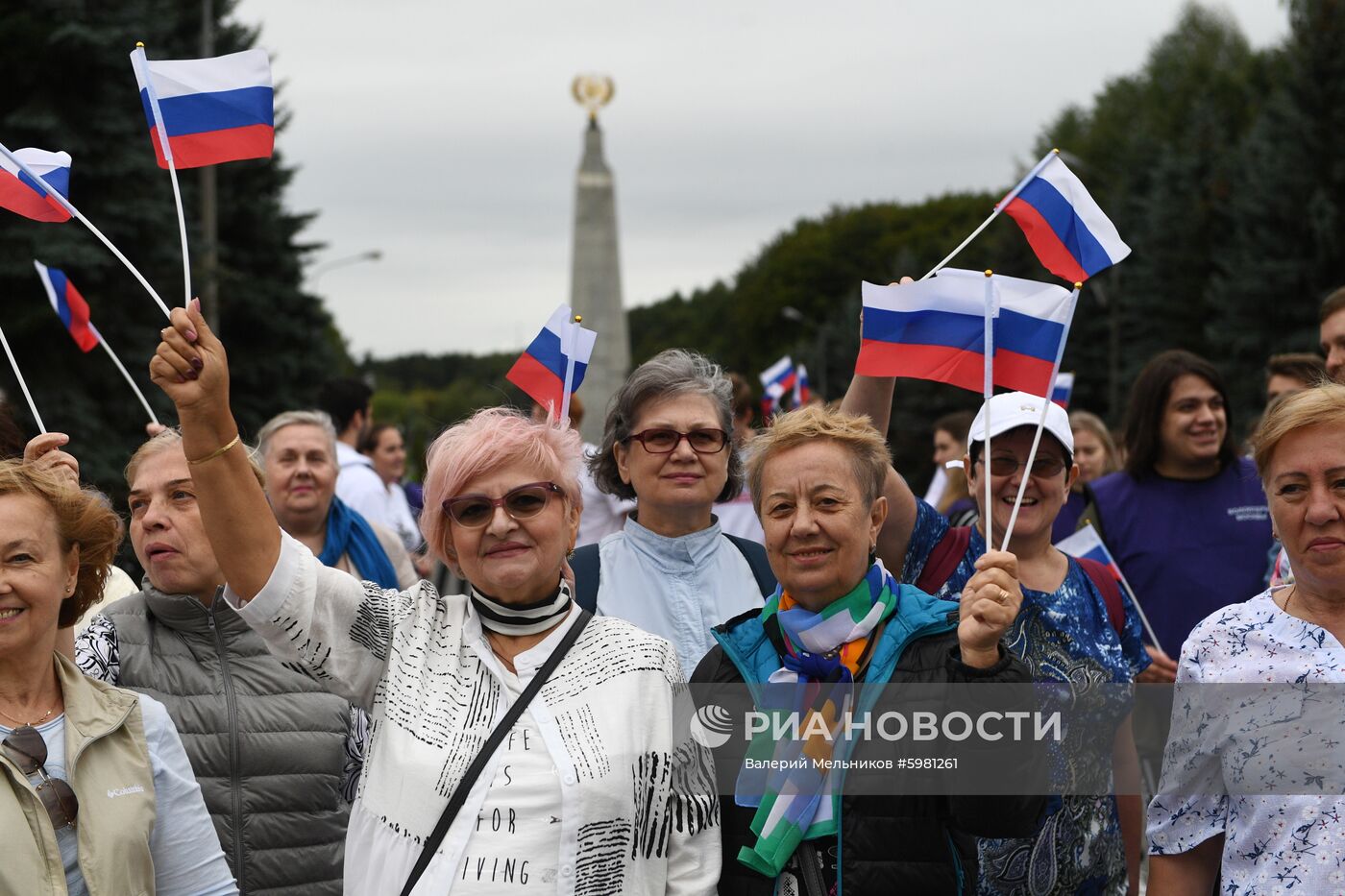 Флешмоб в честь Дня государственного флага России