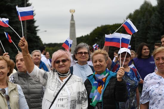 Флешмоб в честь Дня государственного флага России