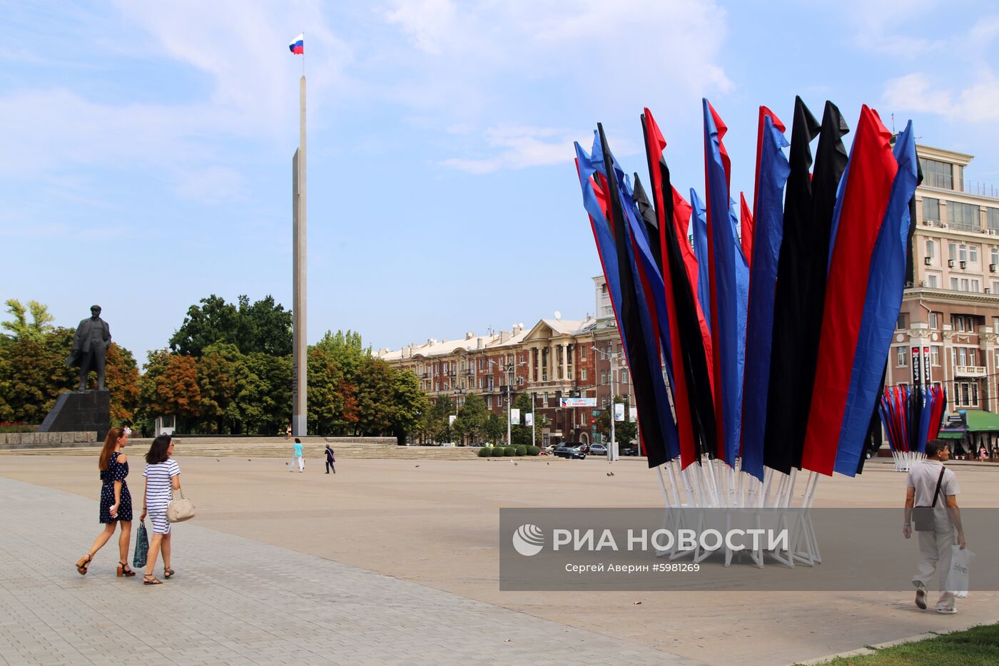 День государственного флага РФ в Донецке