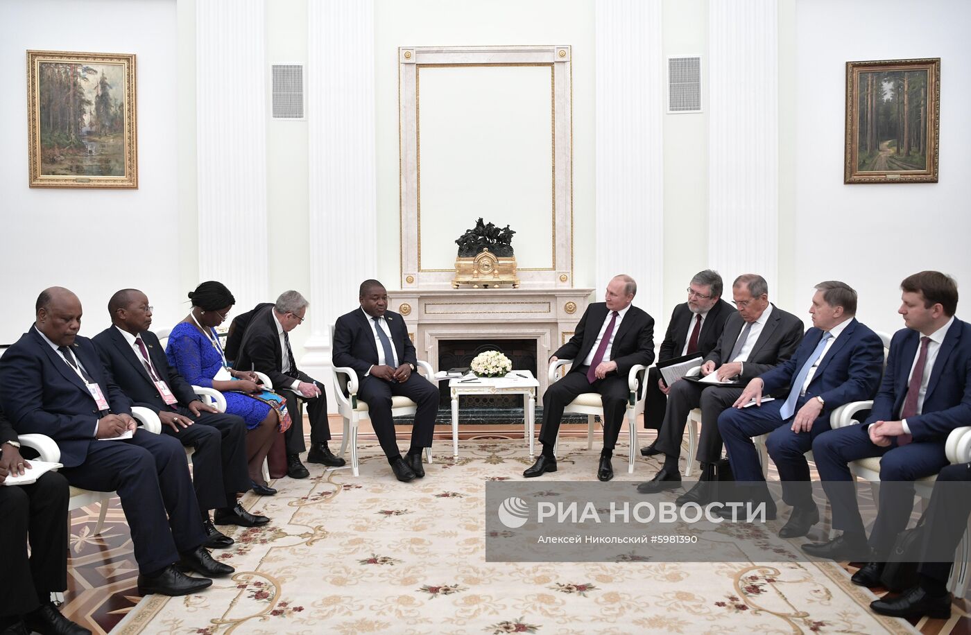 Президент РФ В. Путин встретился с президентом Мозамбика Филипе Ньюси