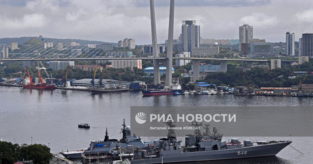 Город владивосток знаешь. Корабельная набережная Владивосто́к. Город Владивосток набережная Корабельная. Корабельная набережная цесаревича Владивосток. Владивосток бухта золотой Рог 33 причал.