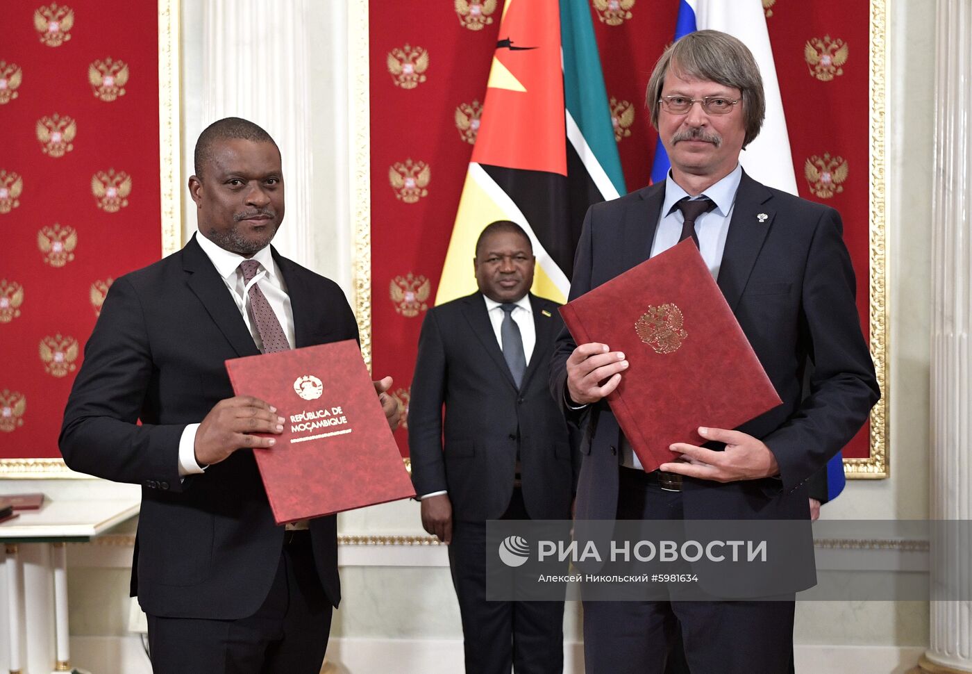 Президент РФ В. Путин встретился с президентом Мозамбика Филипе Ньюси