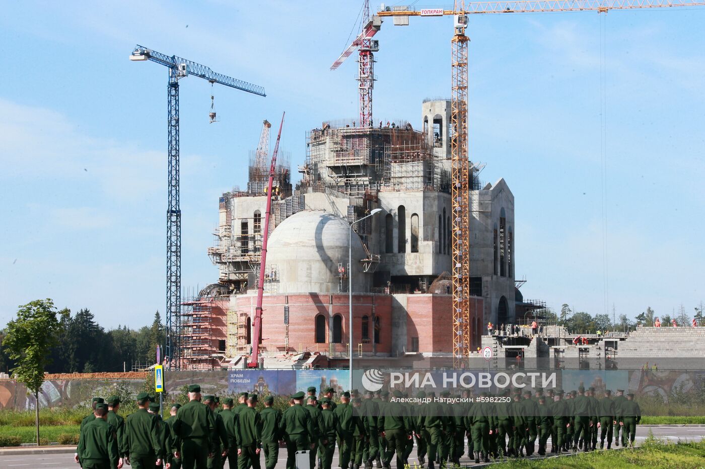 Установка колоколов в звоннице Главного храма ВС РФ