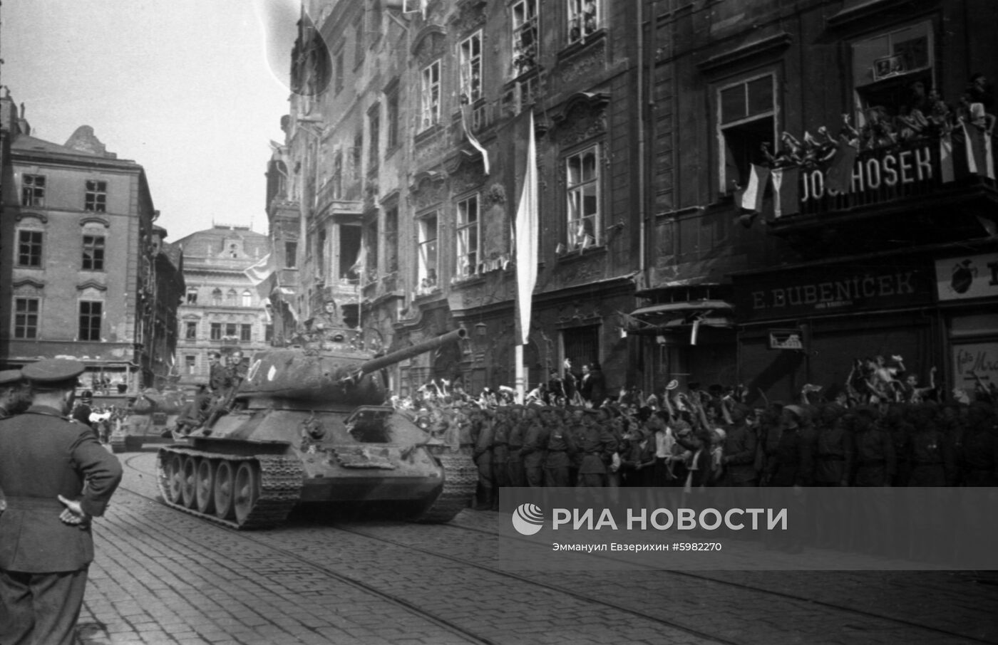 Жители Праги приветствуют советских танкистов