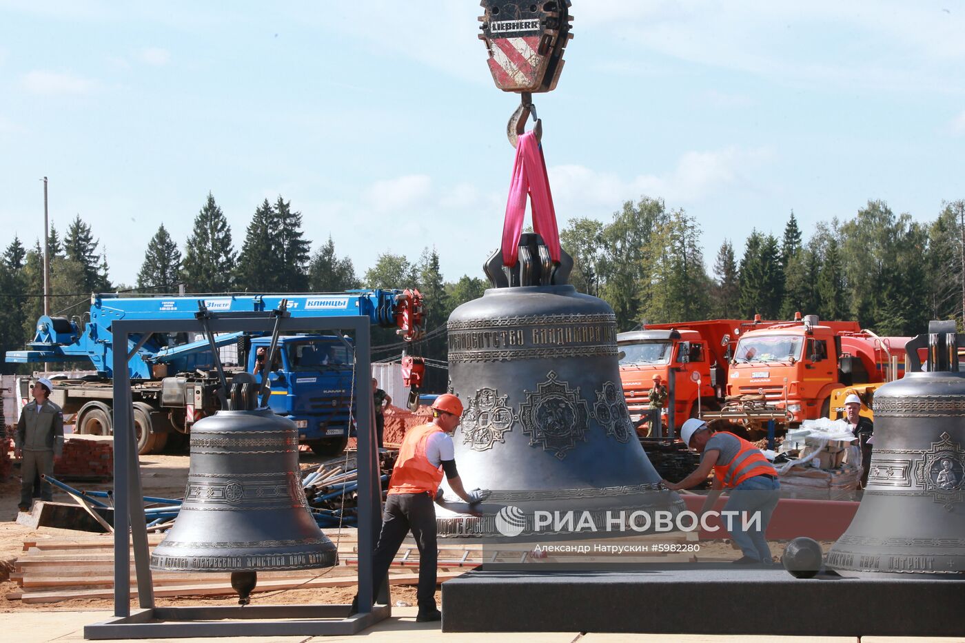 Установка колоколов в звоннице Главного храма ВС РФ