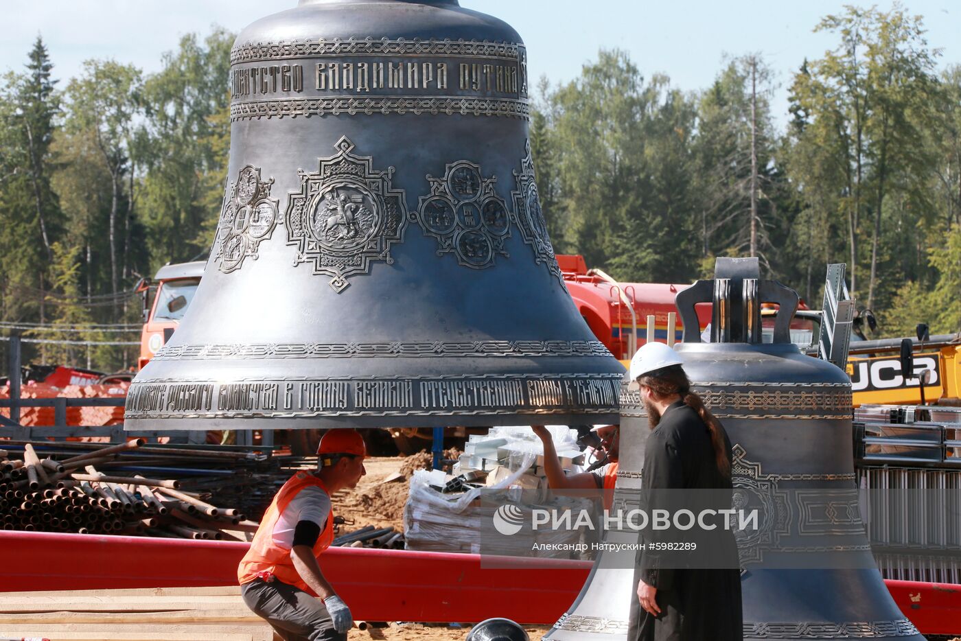 Установка колоколов в звоннице Главного храма ВС РФ 