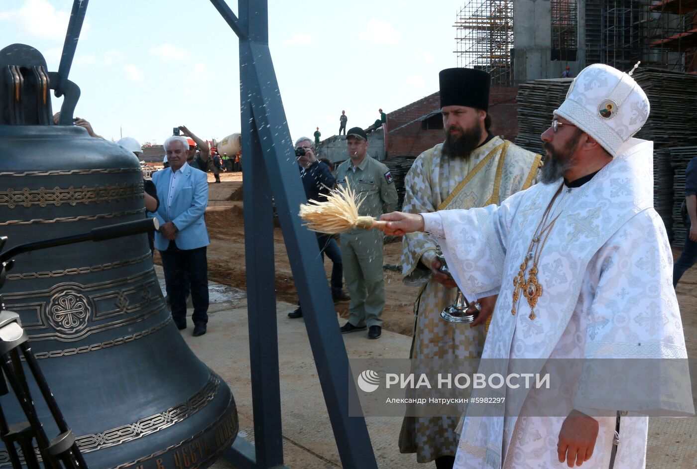 Установка колоколов в звоннице Главного храма ВС РФ 