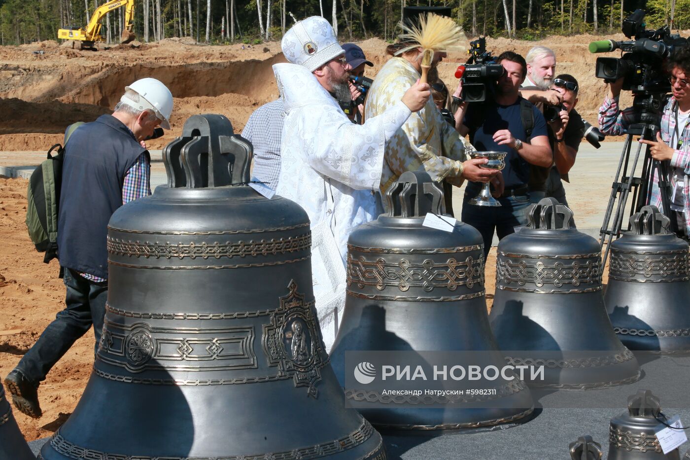 Установка колоколов в звоннице Главного храма ВС РФ