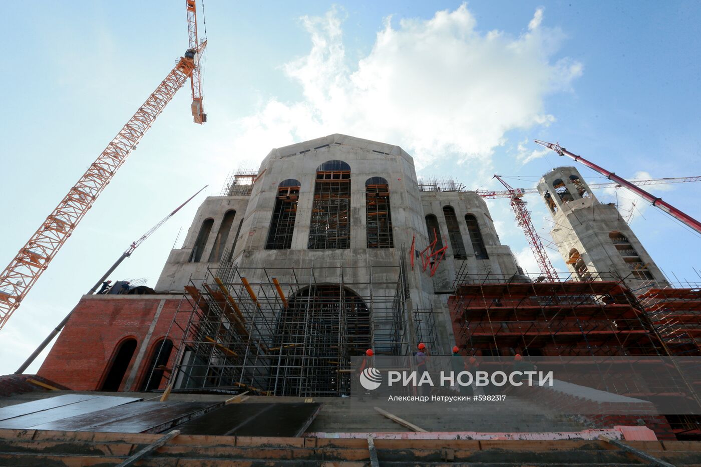 Установка колоколов в звоннице Главного храма ВС РФ