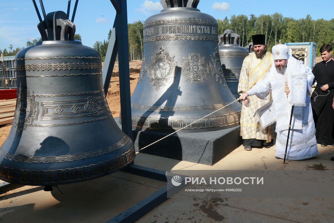 Установка колоколов в звоннице Главного храма ВС РФ