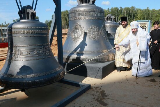 Установка колоколов в звоннице Главного храма ВС РФ 
