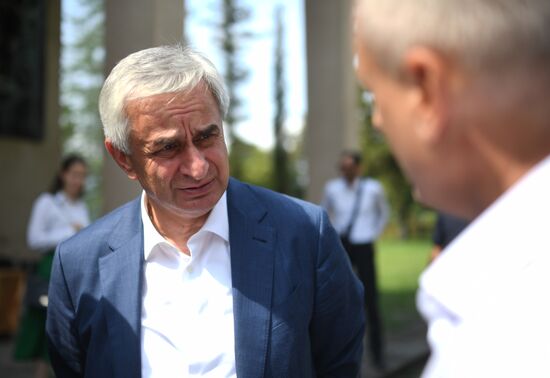Президент Абхазии Р. Хаджимба встретился с избирателями