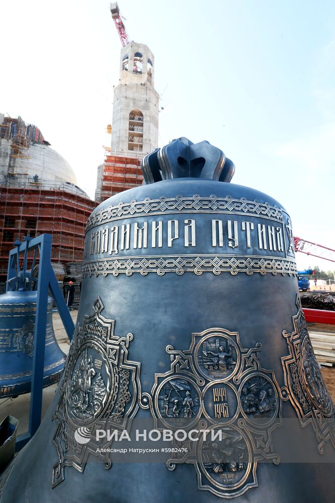 Установка колоколов в звоннице Главного храма ВС РФ