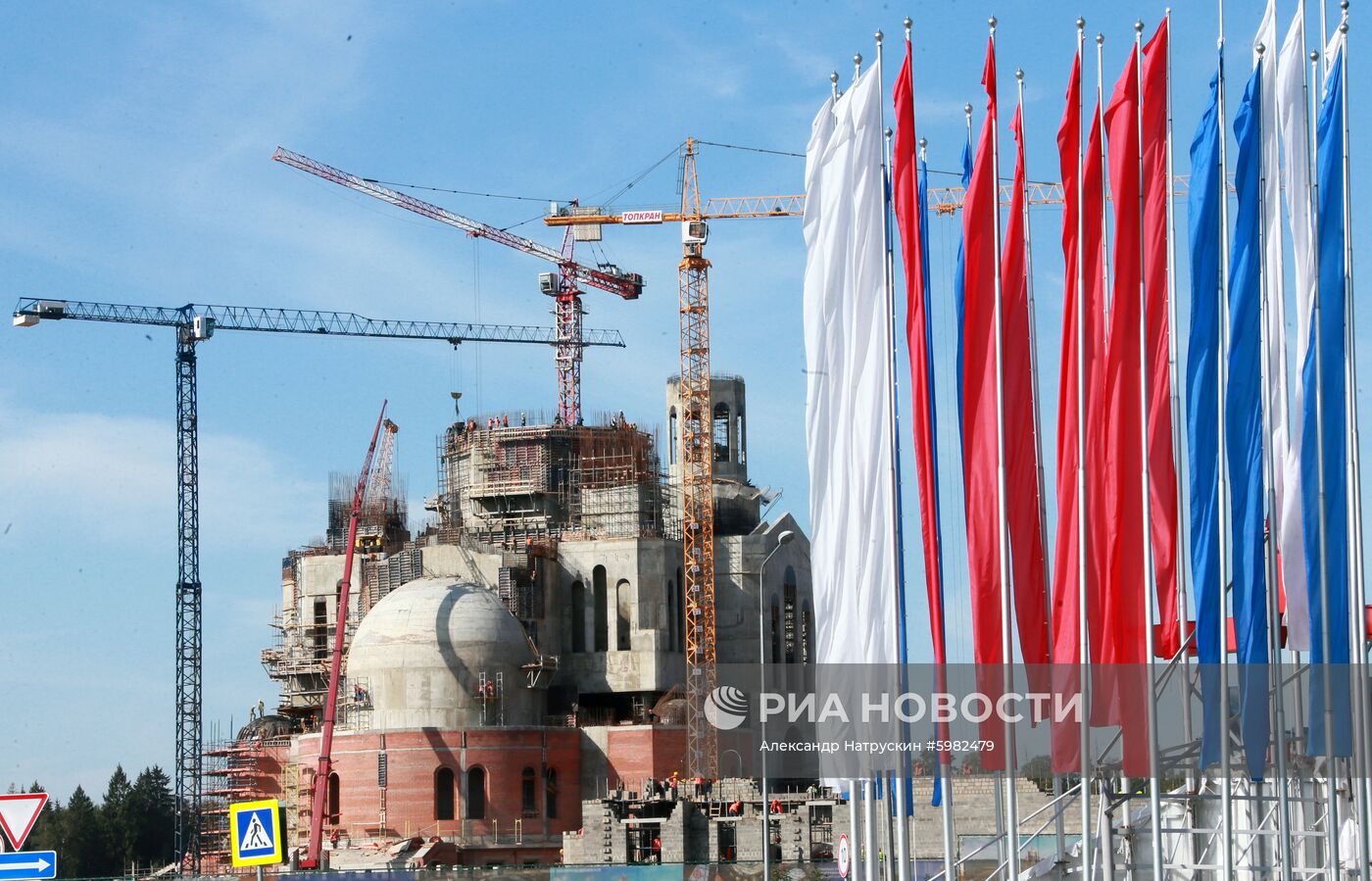 Установка колоколов в звоннице Главного храма ВС РФ