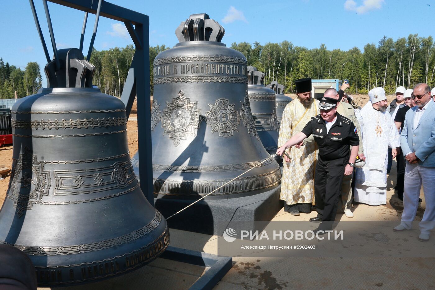 Установка колоколов в звоннице Главного храма ВС РФ