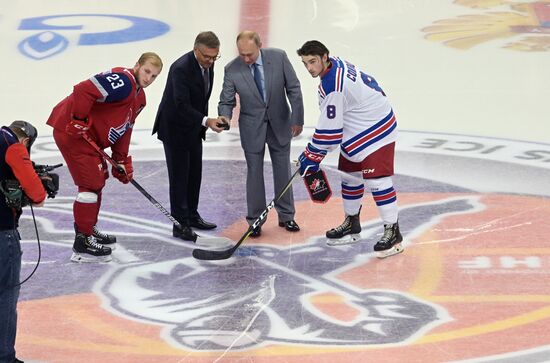 Президент РФ В. Путин и премьер-министр РФ Д. Медведев посетили открытие Кубка мира по хоккею среди молодежных команд