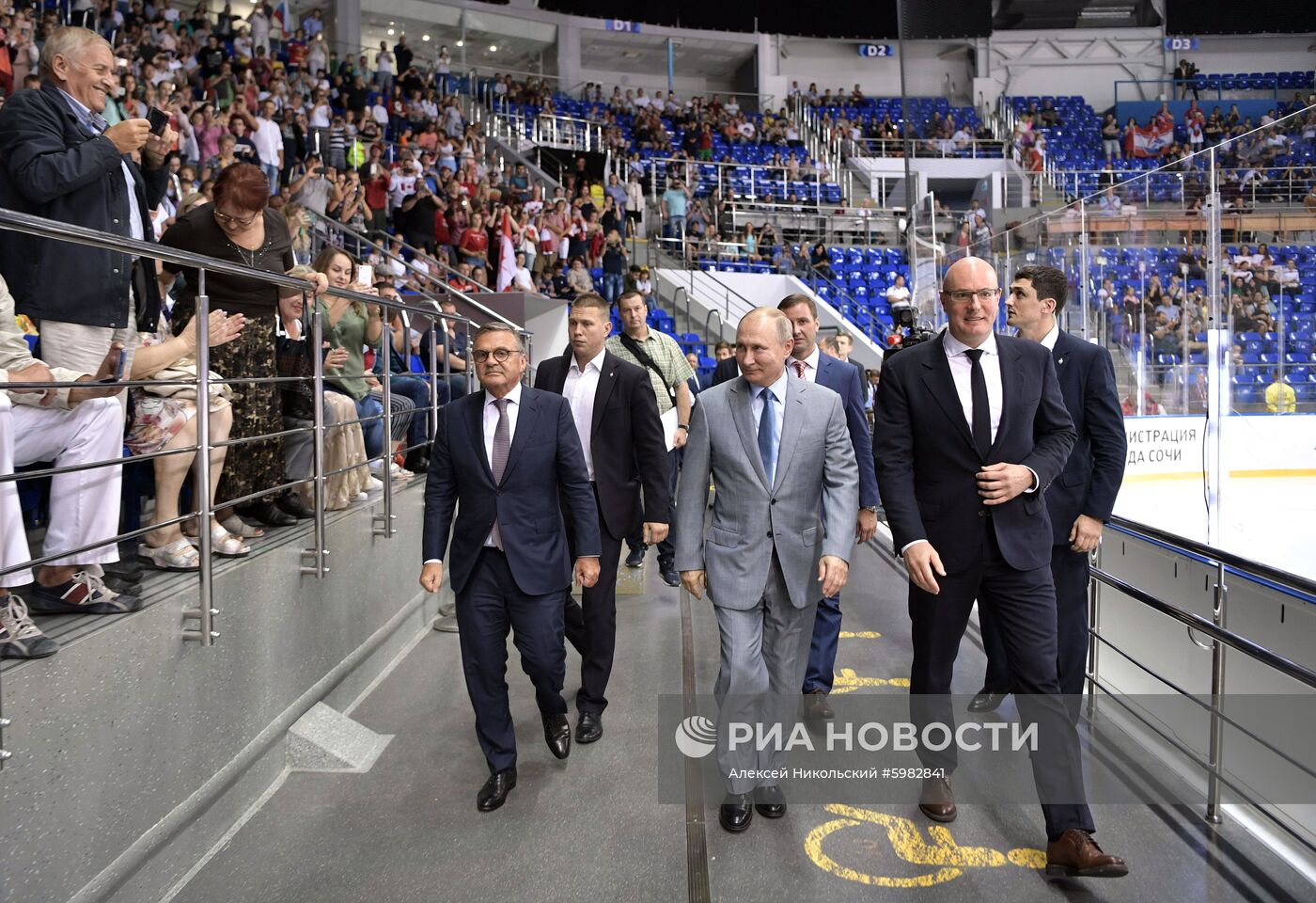 Президент РФ В. Путин и премьер-министр РФ Д. Медведев посетили открытие Кубка мира по хоккею среди молодежных команд