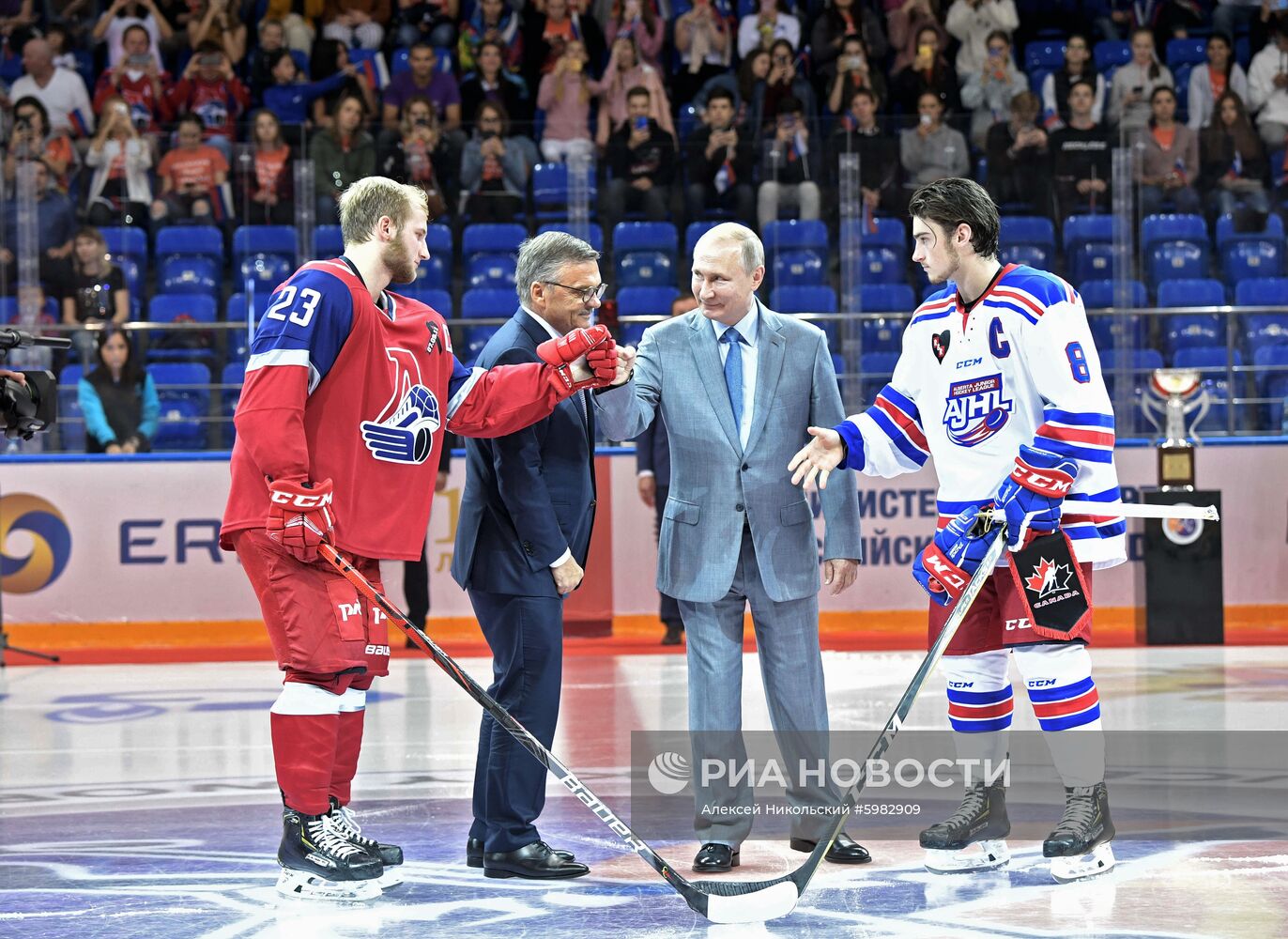 Президент РФ В. Путин и премьер-министр РФ Д. Медведев посетили открытие Кубка мира по хоккею среди молодежных команд