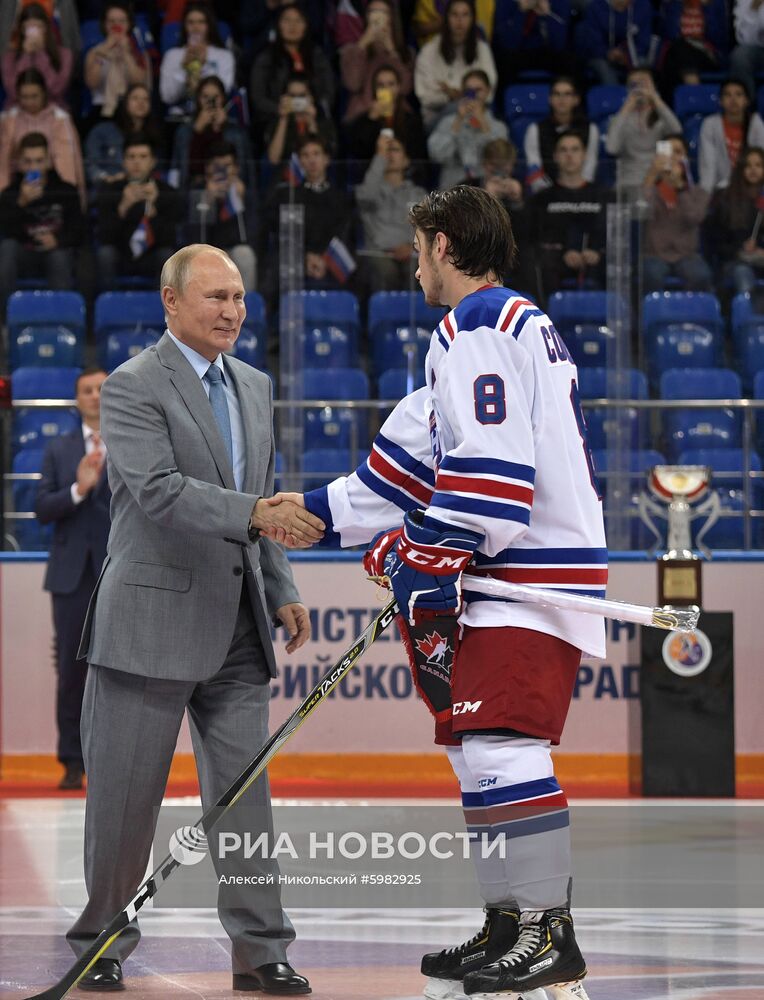 Президент РФ В. Путин и премьер-министр РФ Д. Медведев посетили открытие Кубка мира по хоккею среди молодежных команд