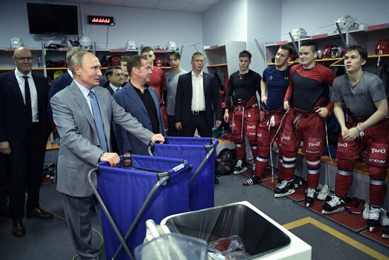 Президент РФ В. Путин и премьер-министр РФ Д. Медведев посетили открытие Кубка мира по хоккею среди молодежных команд