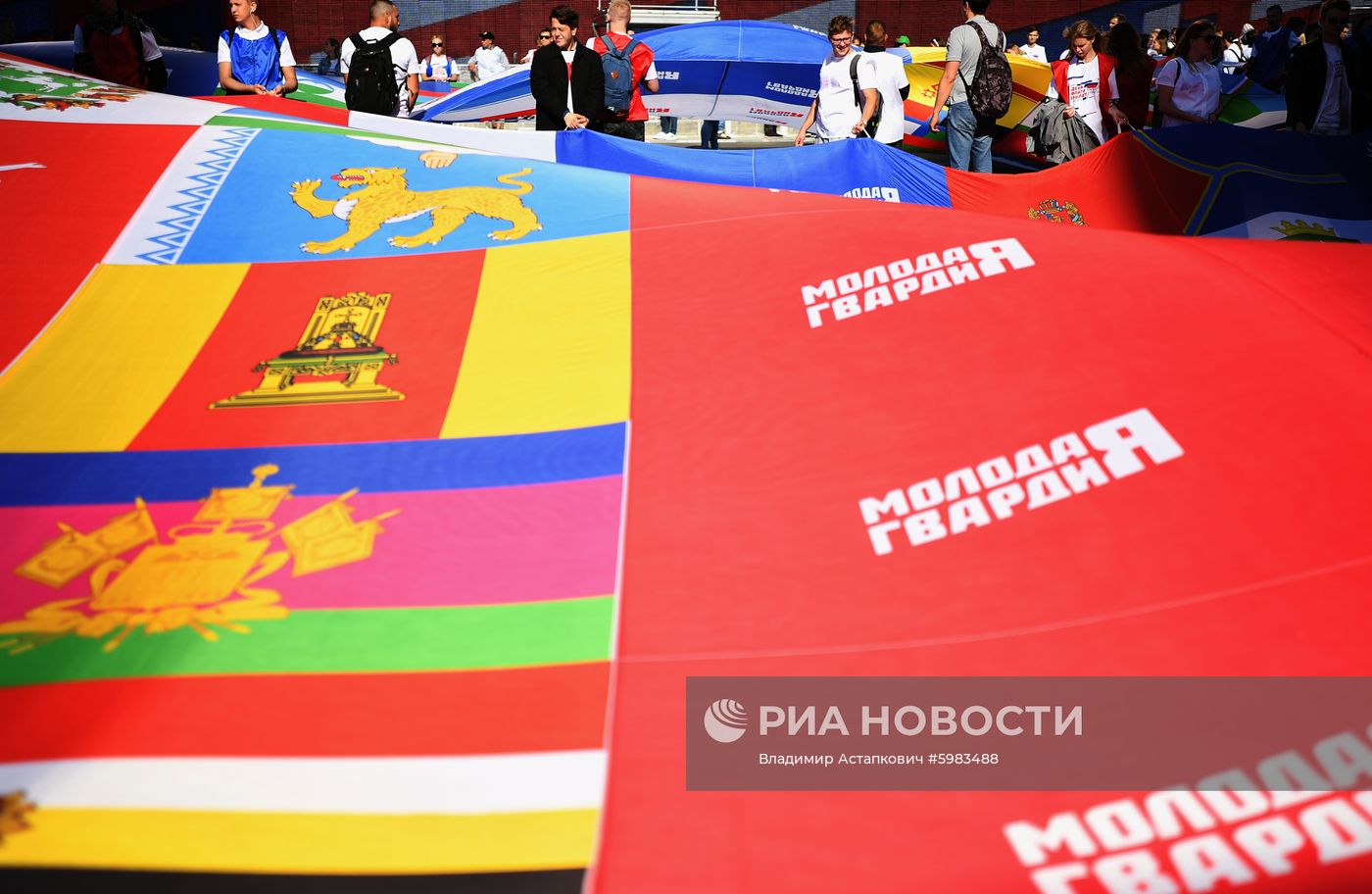 Флешмоб в честь Дня государственного флага России