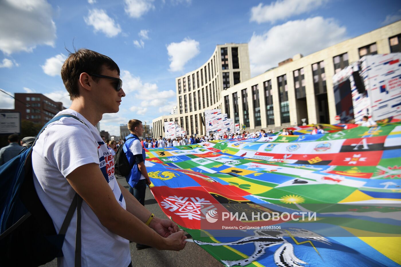 Флешмоб в честь Дня государственного флага России 