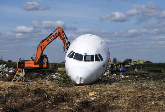Вывоз самолета Airbus A321 с места ЧП