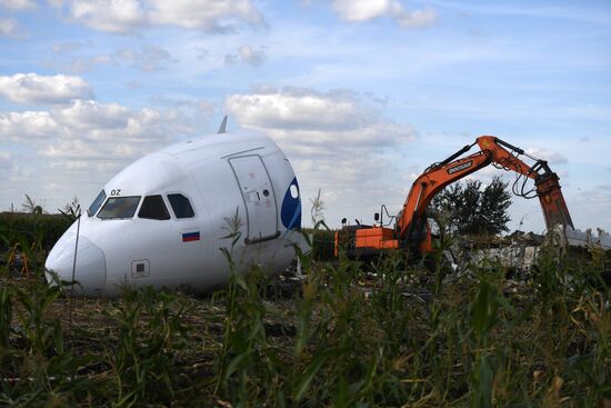 Вывоз самолета Airbus A321 с места ЧП