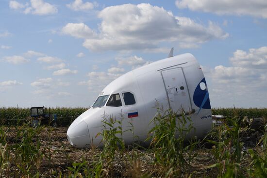 Вывоз самолета Airbus A321 с места ЧП