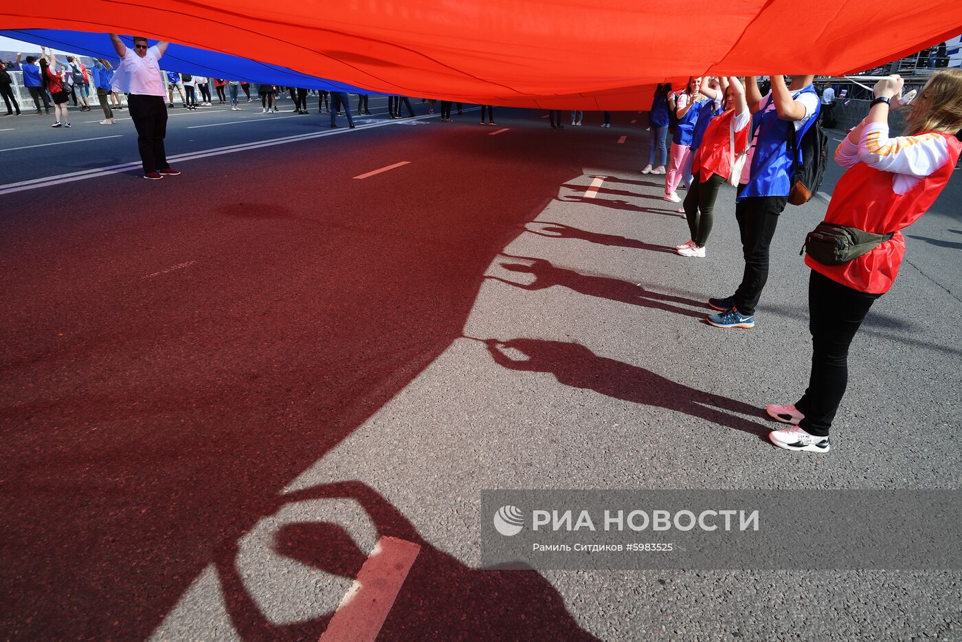 Флешмоб в честь Дня государственного флага России 